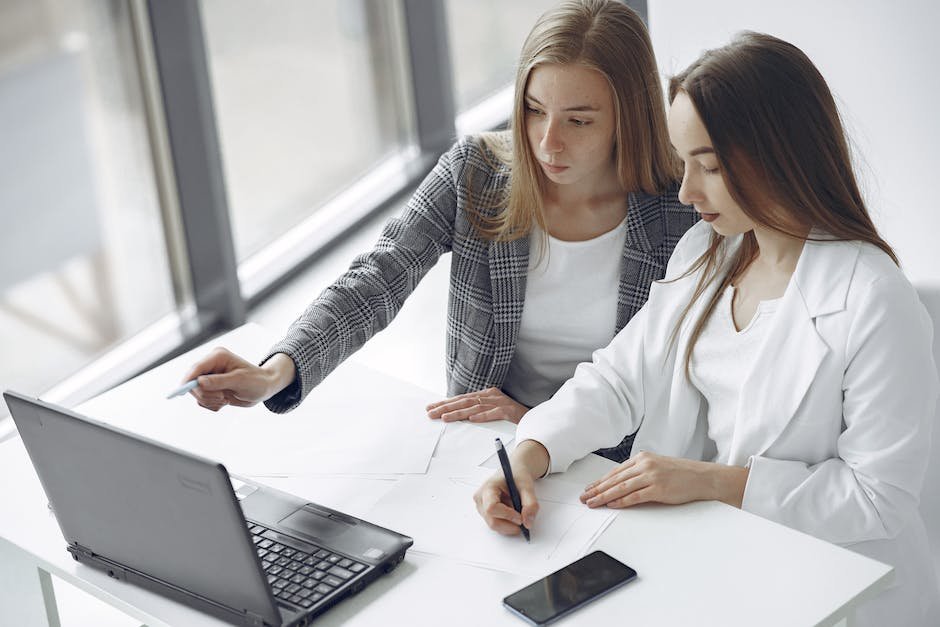 Image depicting a technician and a technologist working together.